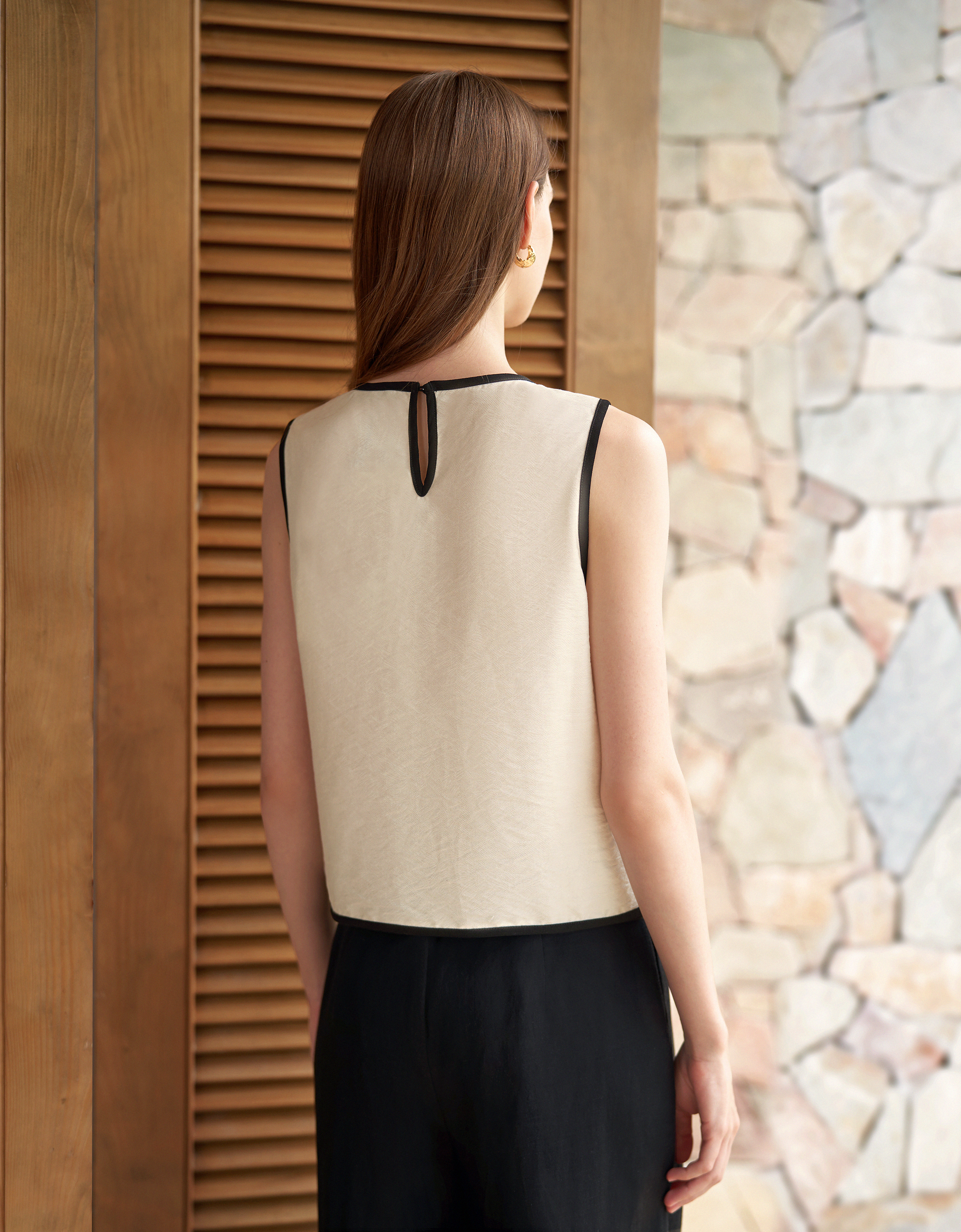 Asymmetric Contrast Trims Sleeveless Top