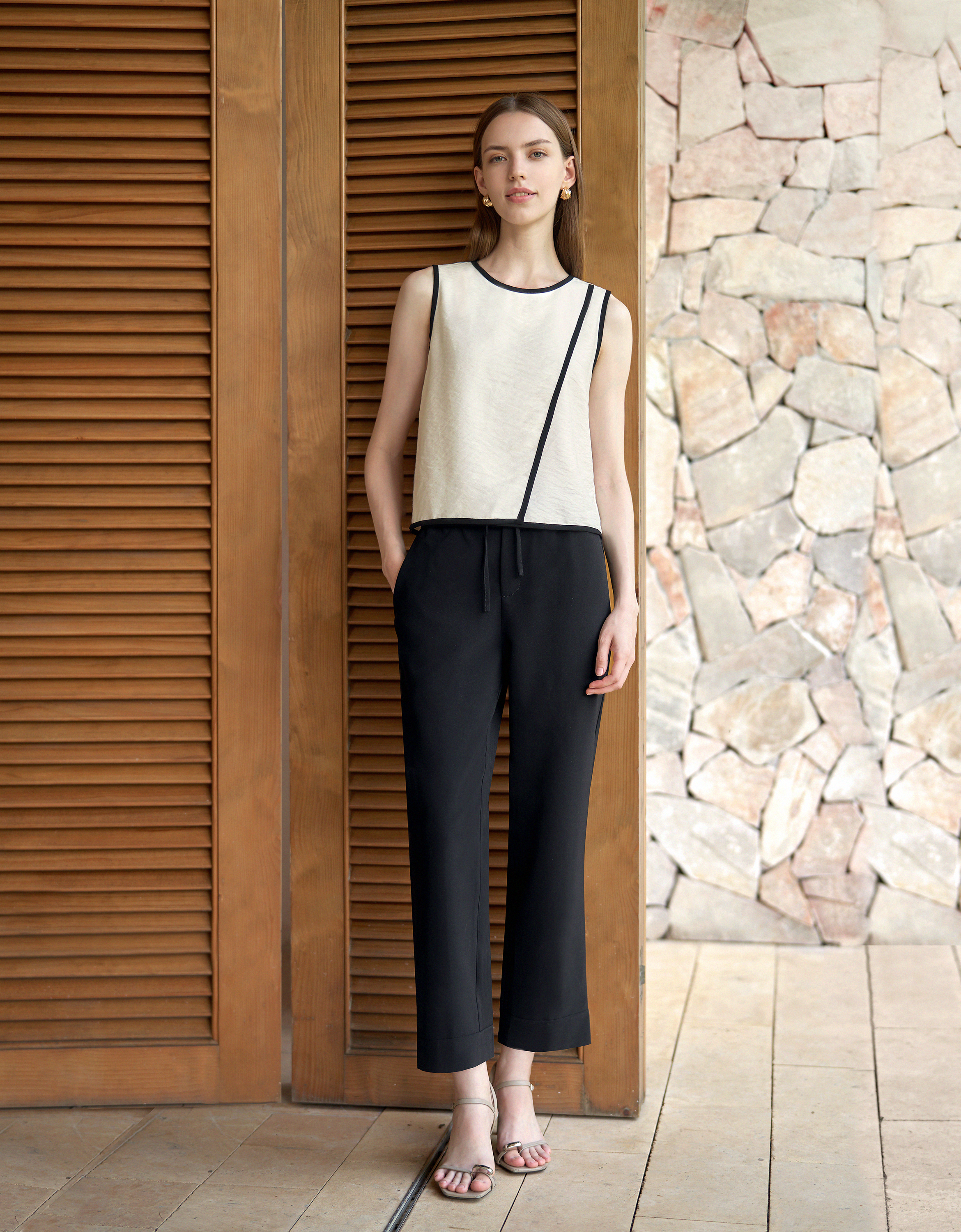 Asymmetric Contrast Trims Sleeveless Top