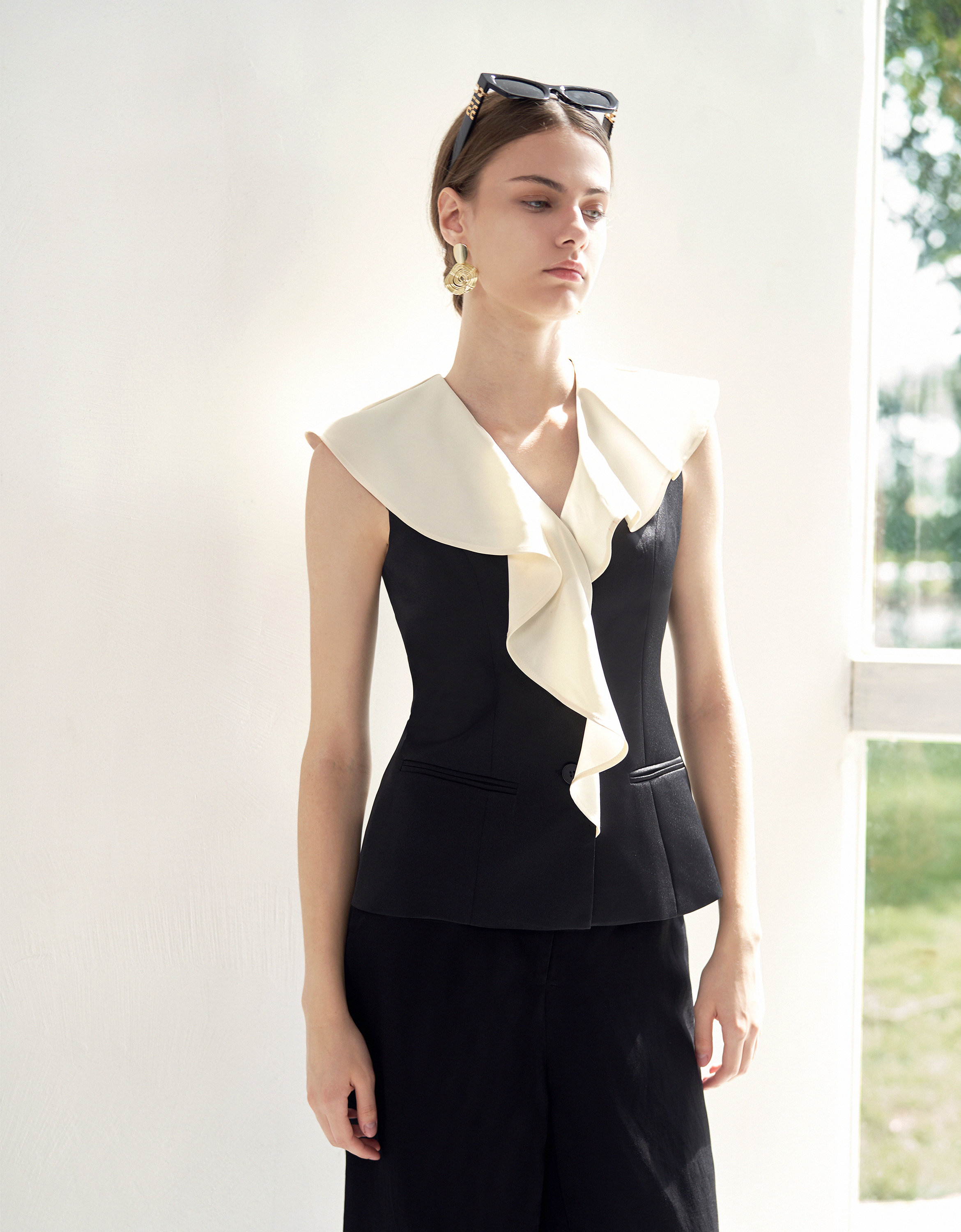 Contrast Ruffled V-neck Sleeveless Top