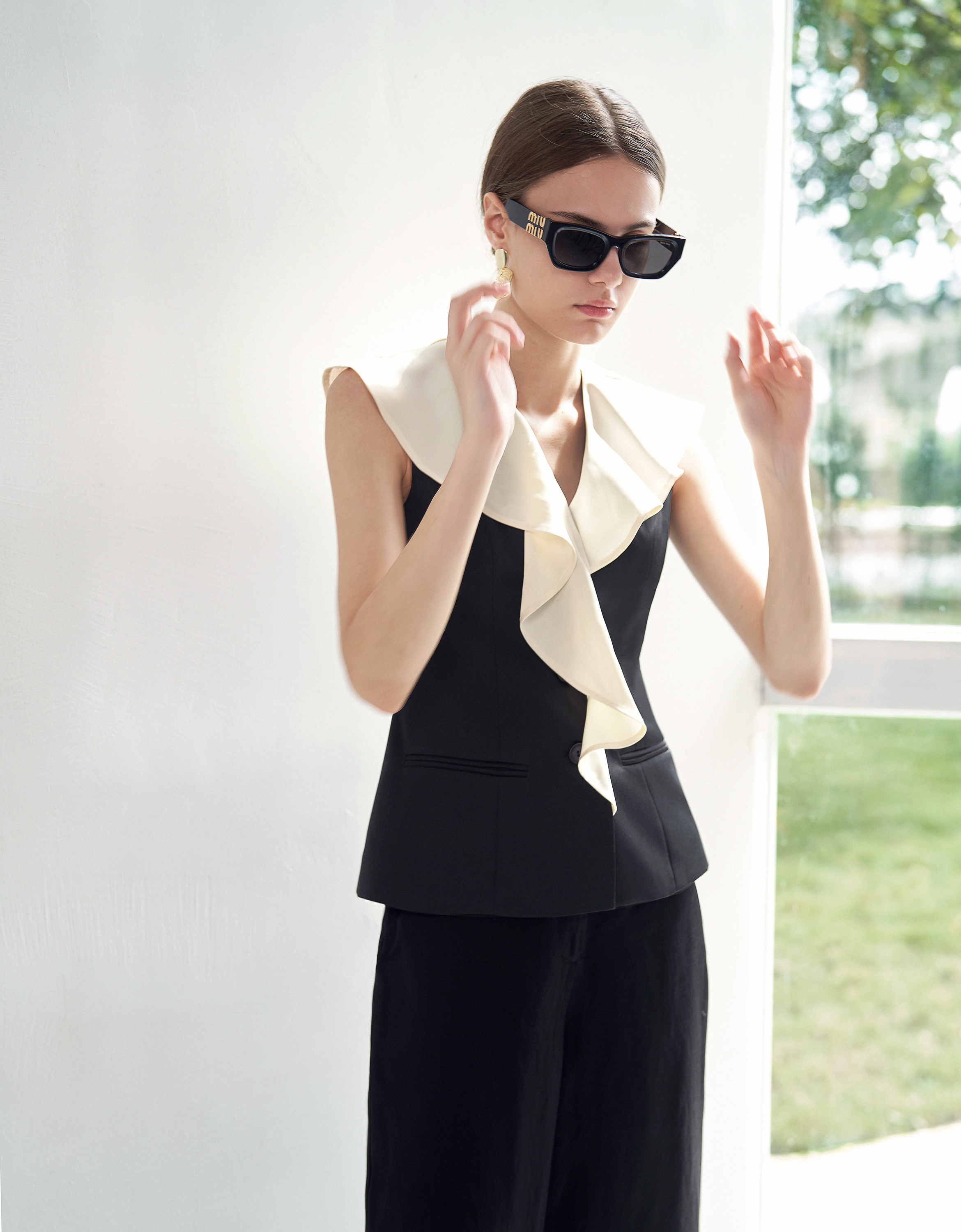 Contrast Ruffled V-neck Sleeveless Top