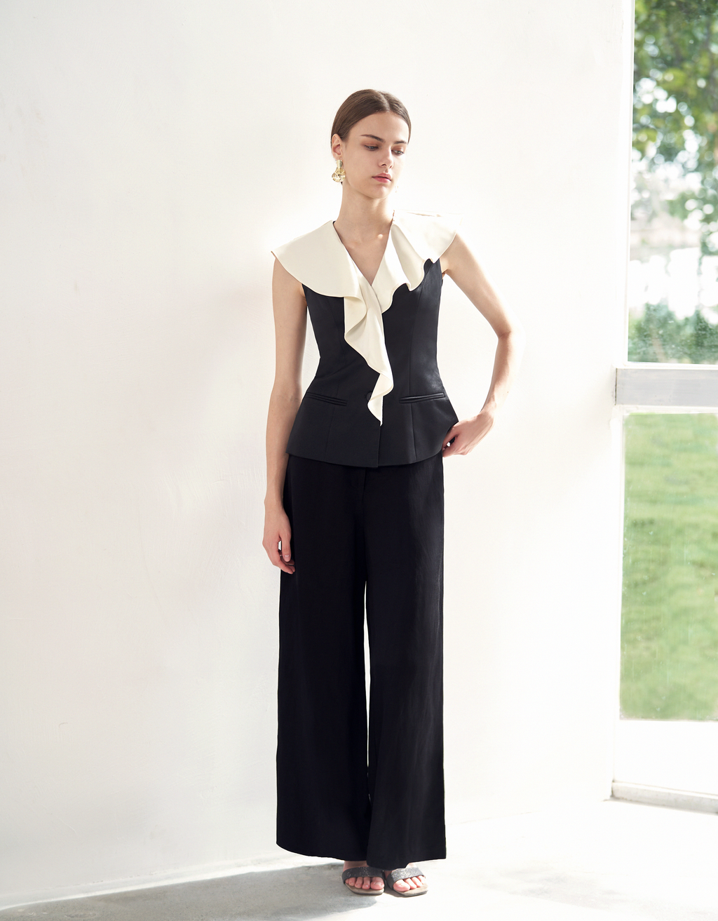 Contrast Ruffled V-neck Sleeveless Top