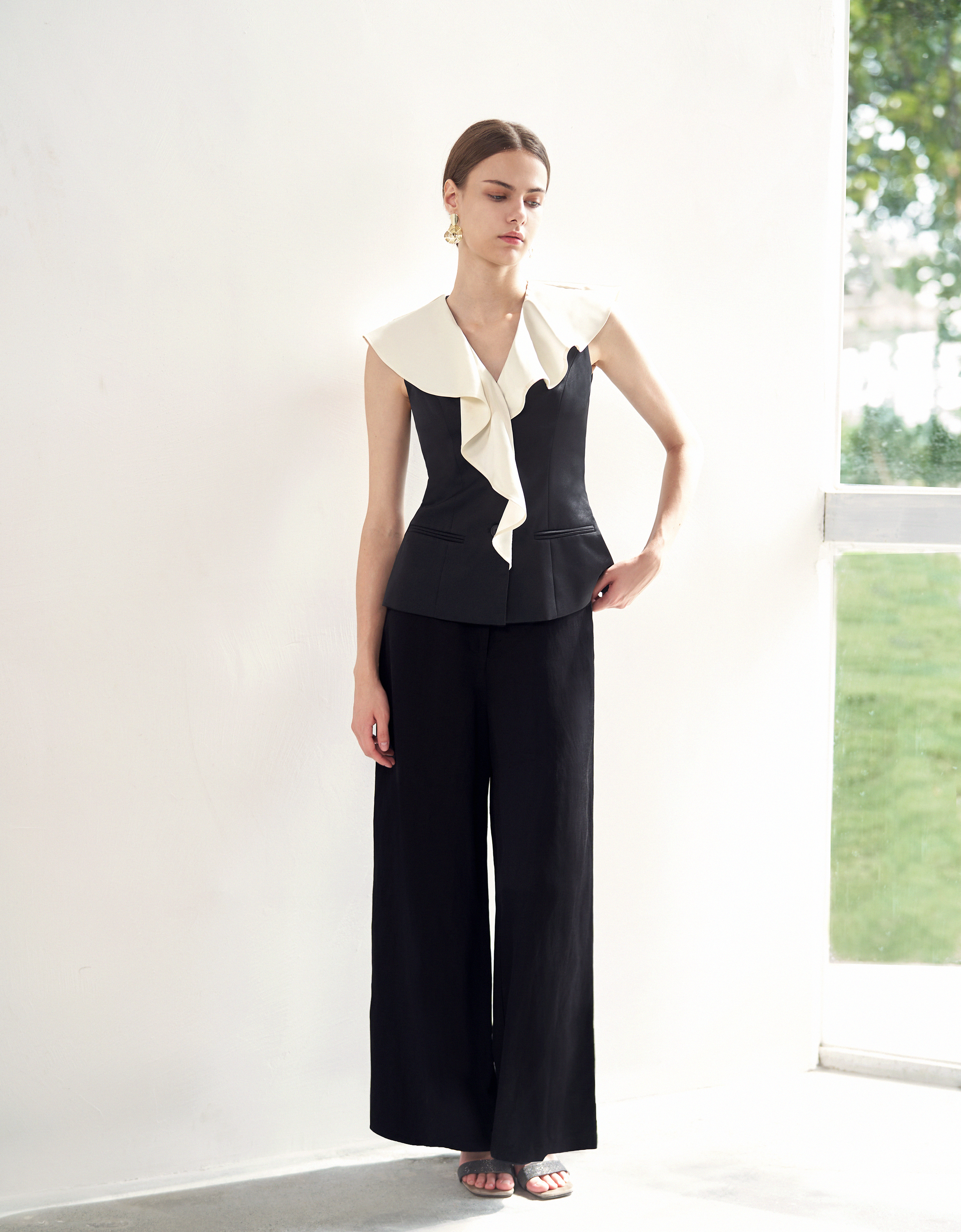 Contrast Ruffled V-neck Sleeveless Top