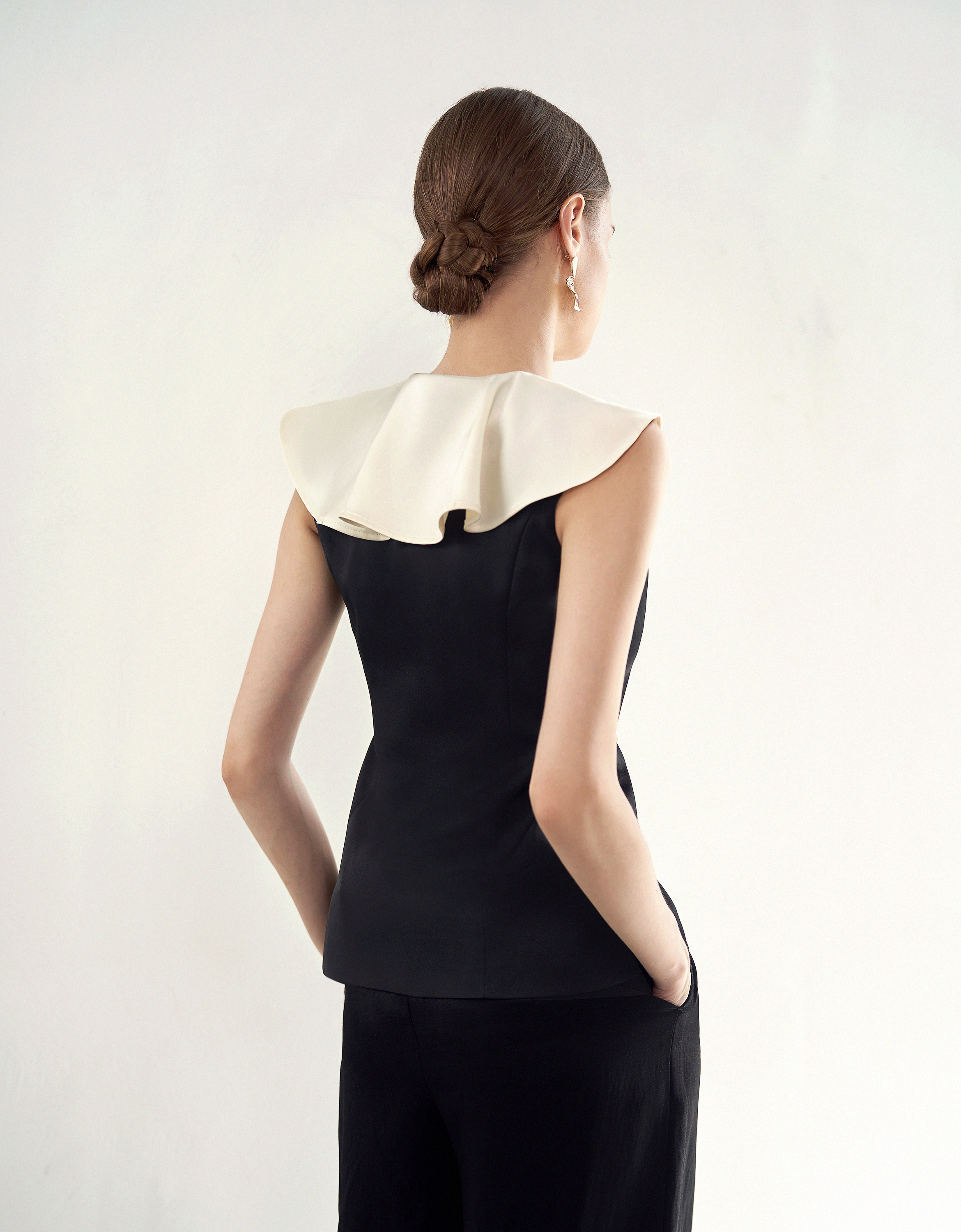 Contrast Ruffled V-neck Sleeveless Top