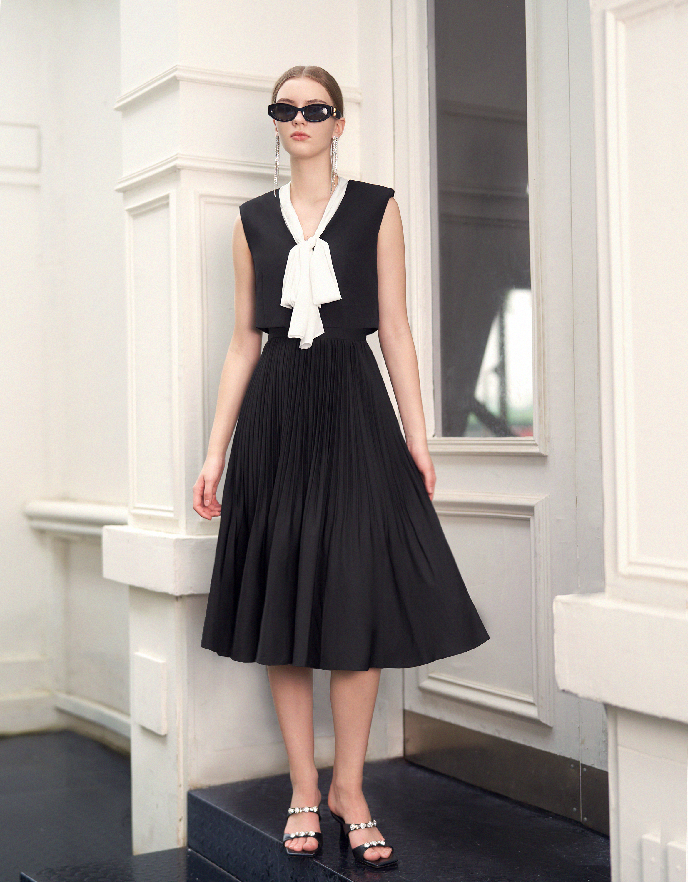 Contrast Bow Tie Sleeveless Cropped Top