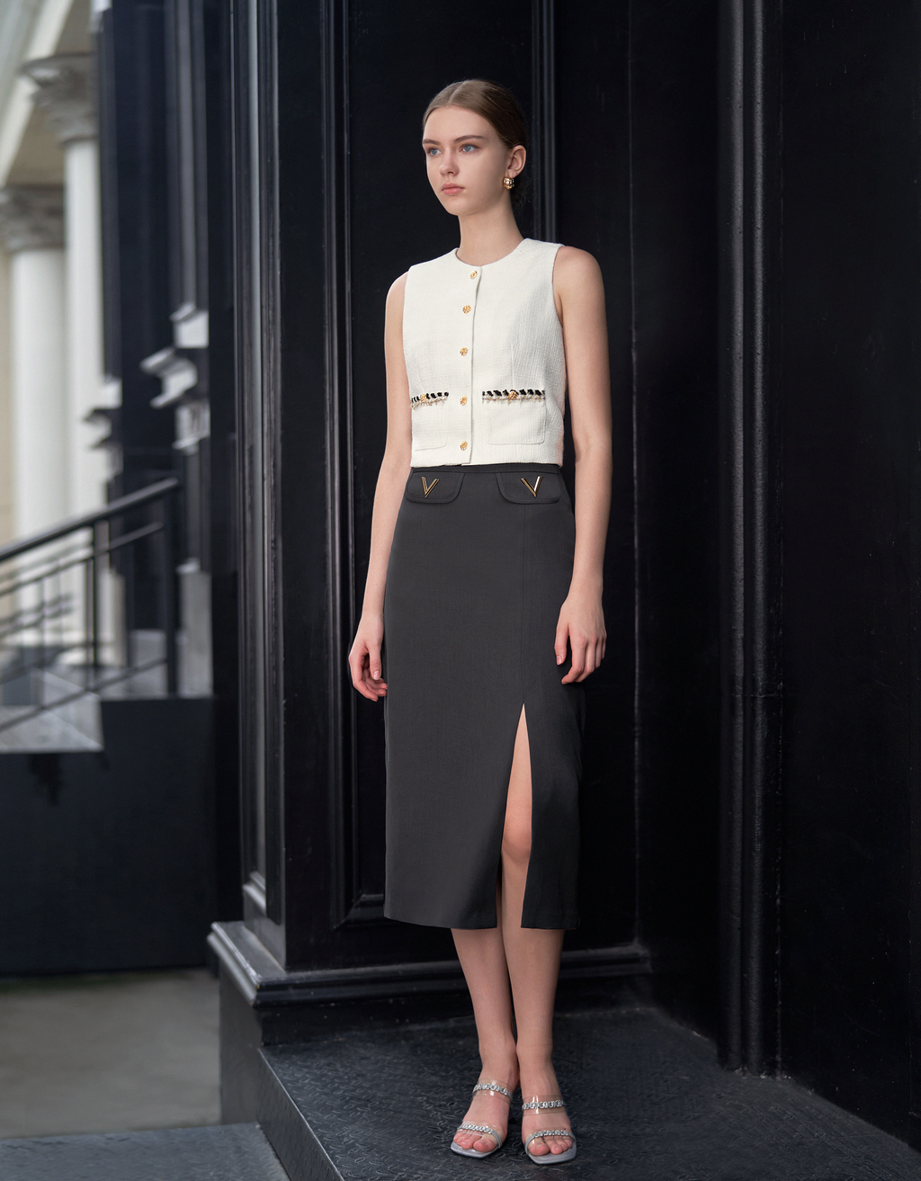 V-shaped Buckle Hem Slit Midi Skirt