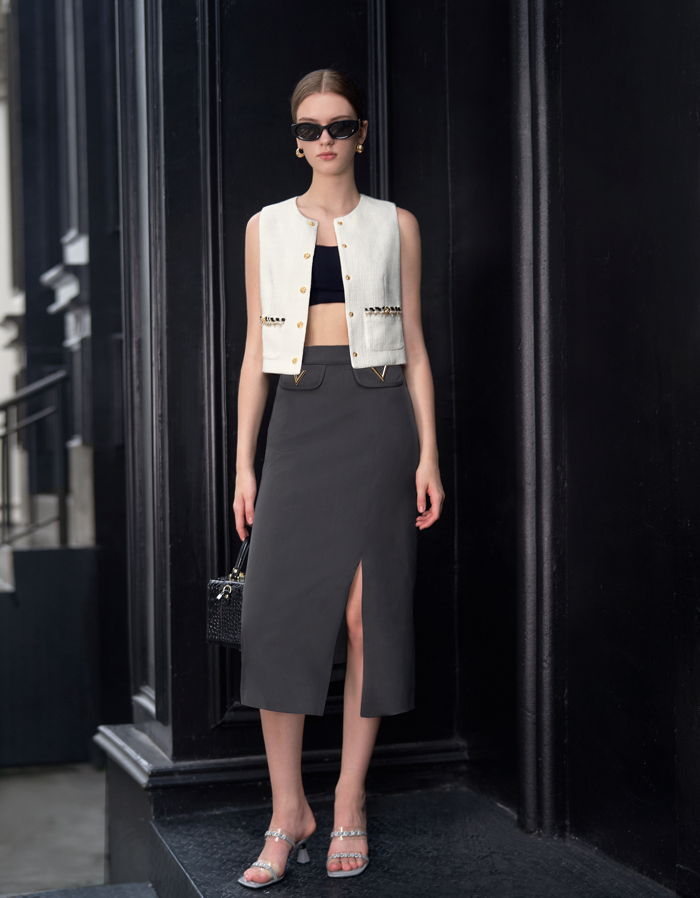 V-shaped Buckle Hem Slit Midi Skirt