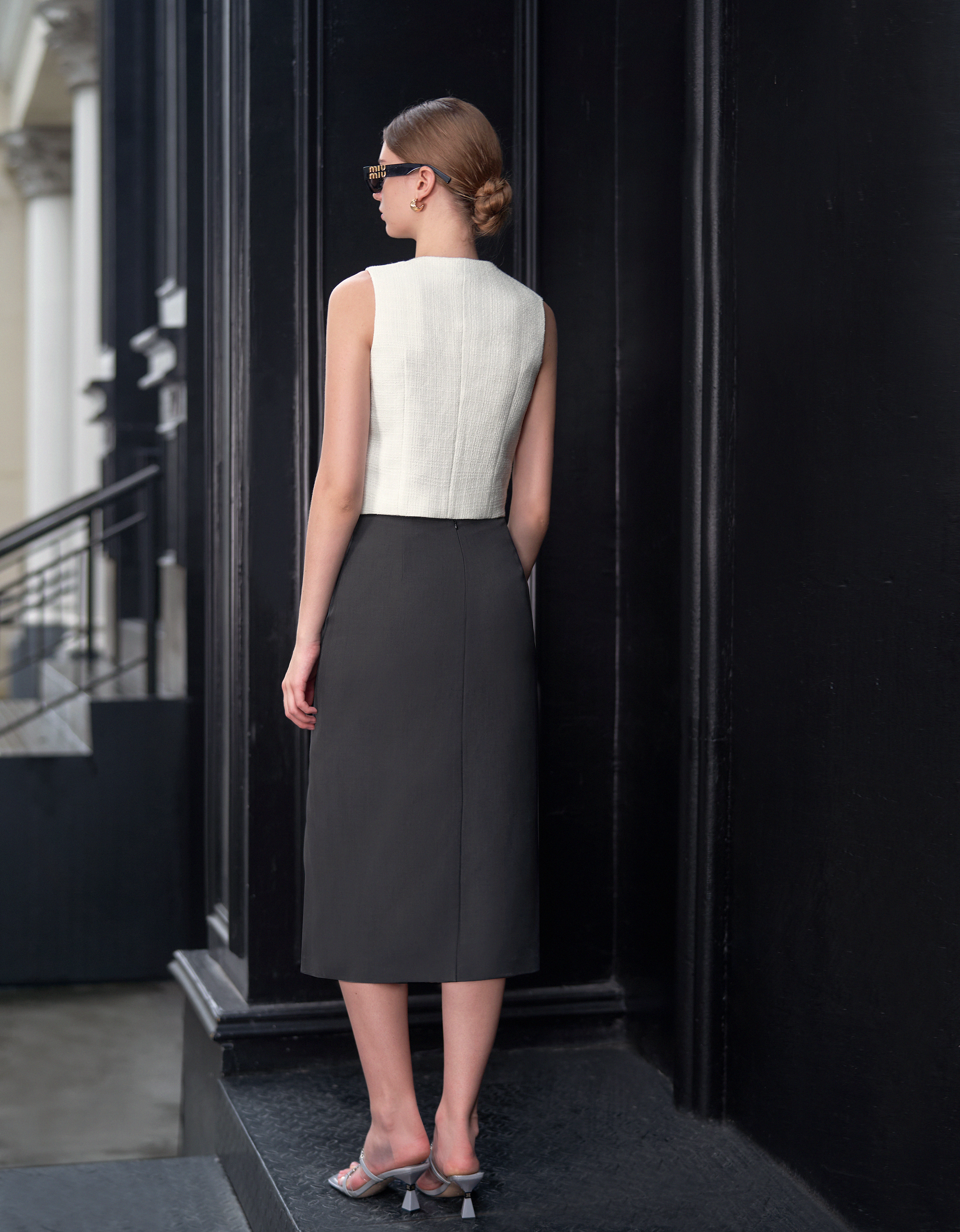 V-shaped Buckle Hem Slit Midi Skirt