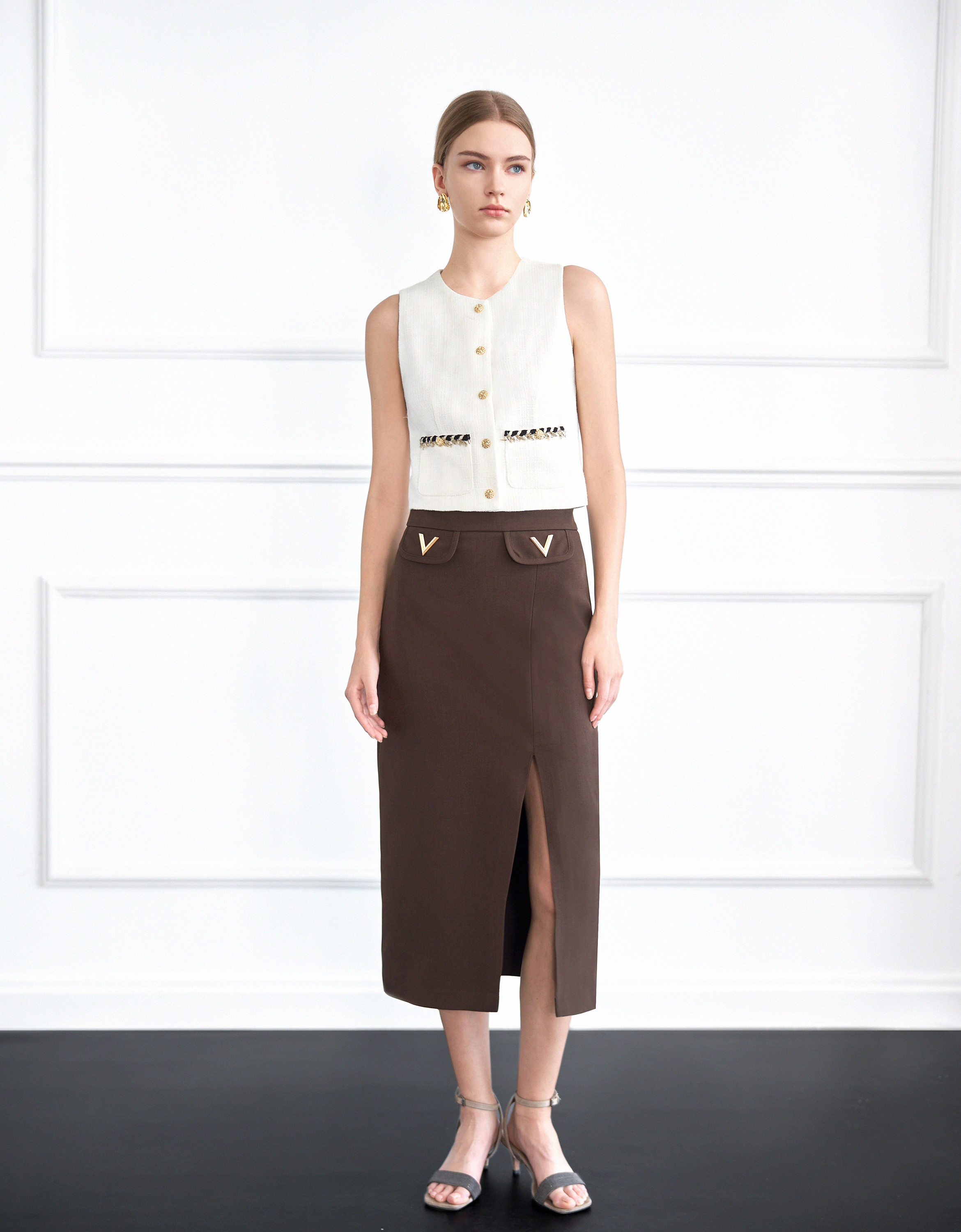 V-shaped Buckle Hem Slit Midi Skirt