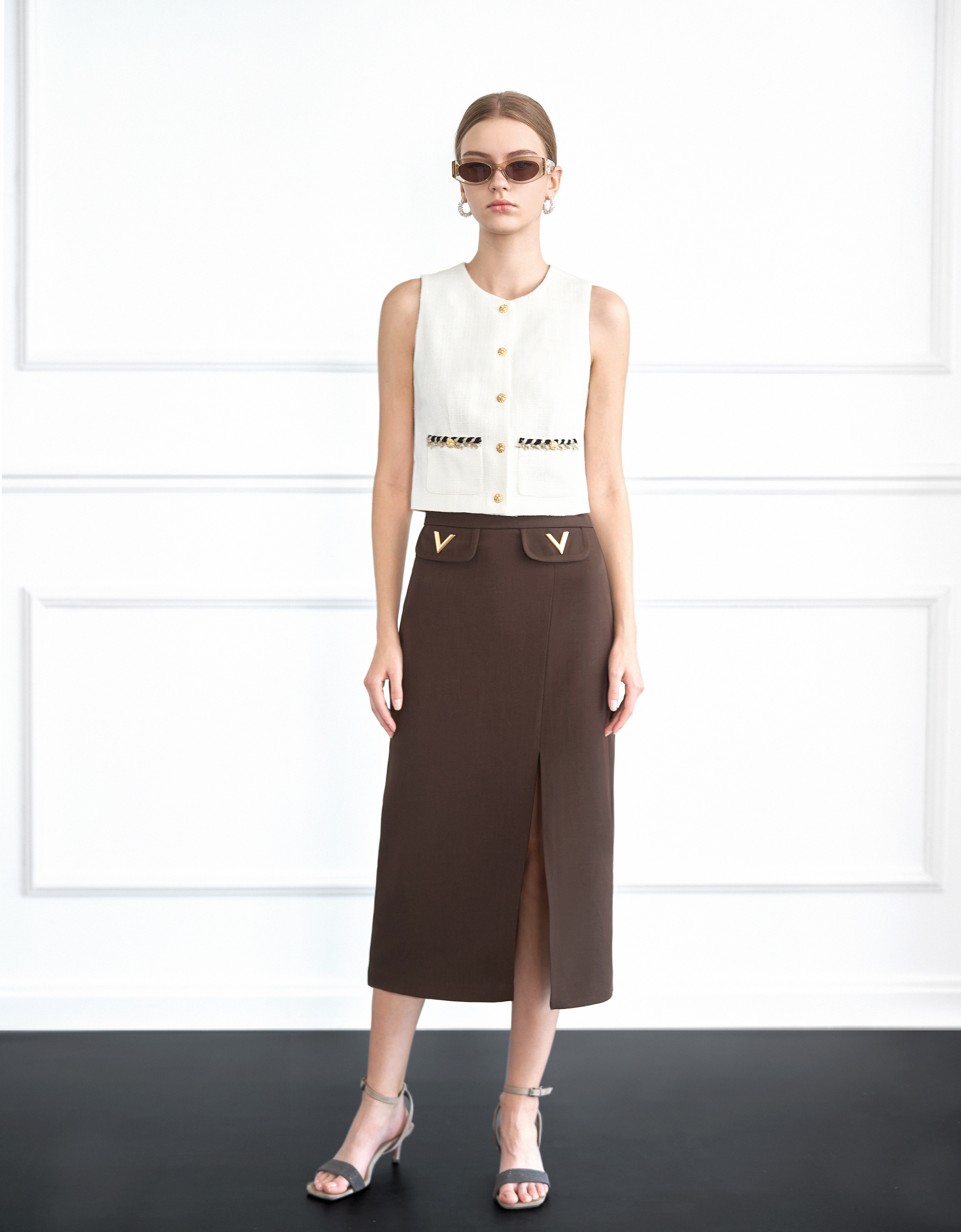 V-shaped Buckle Hem Slit Midi Skirt