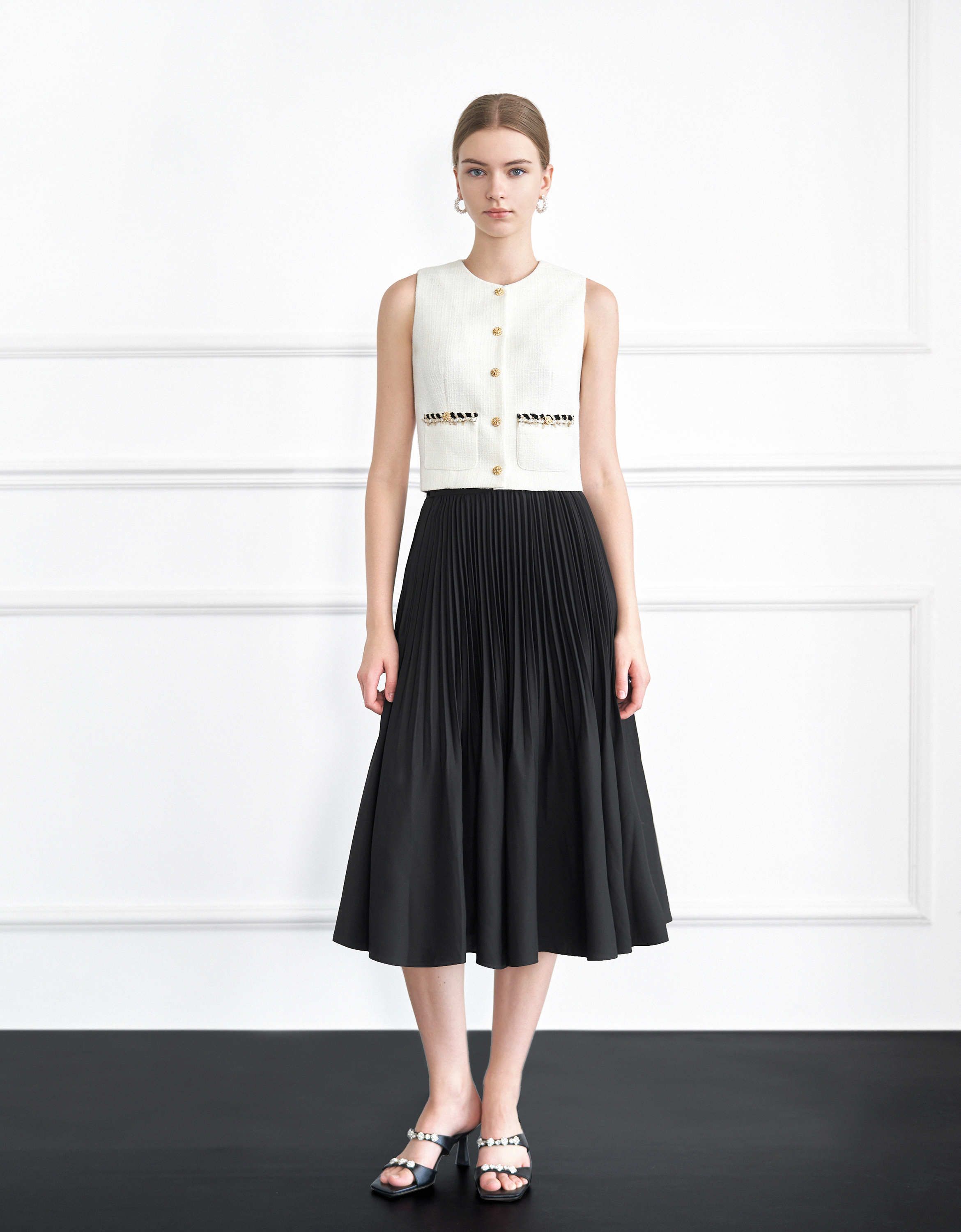 Contrast Detail Button Front Sleeveless Vest